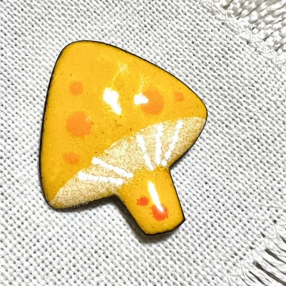 1970s VINTAGE Mushroom Groovy Handcrafted Enamel Metal Brooch Pin - Picture 2 of 3